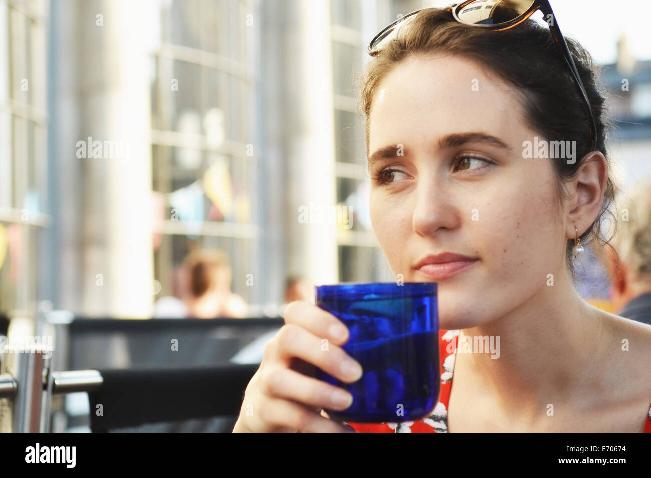 Junge Frau mit einem Drink an Straßencafé Nahaufnahme Stockfoto
