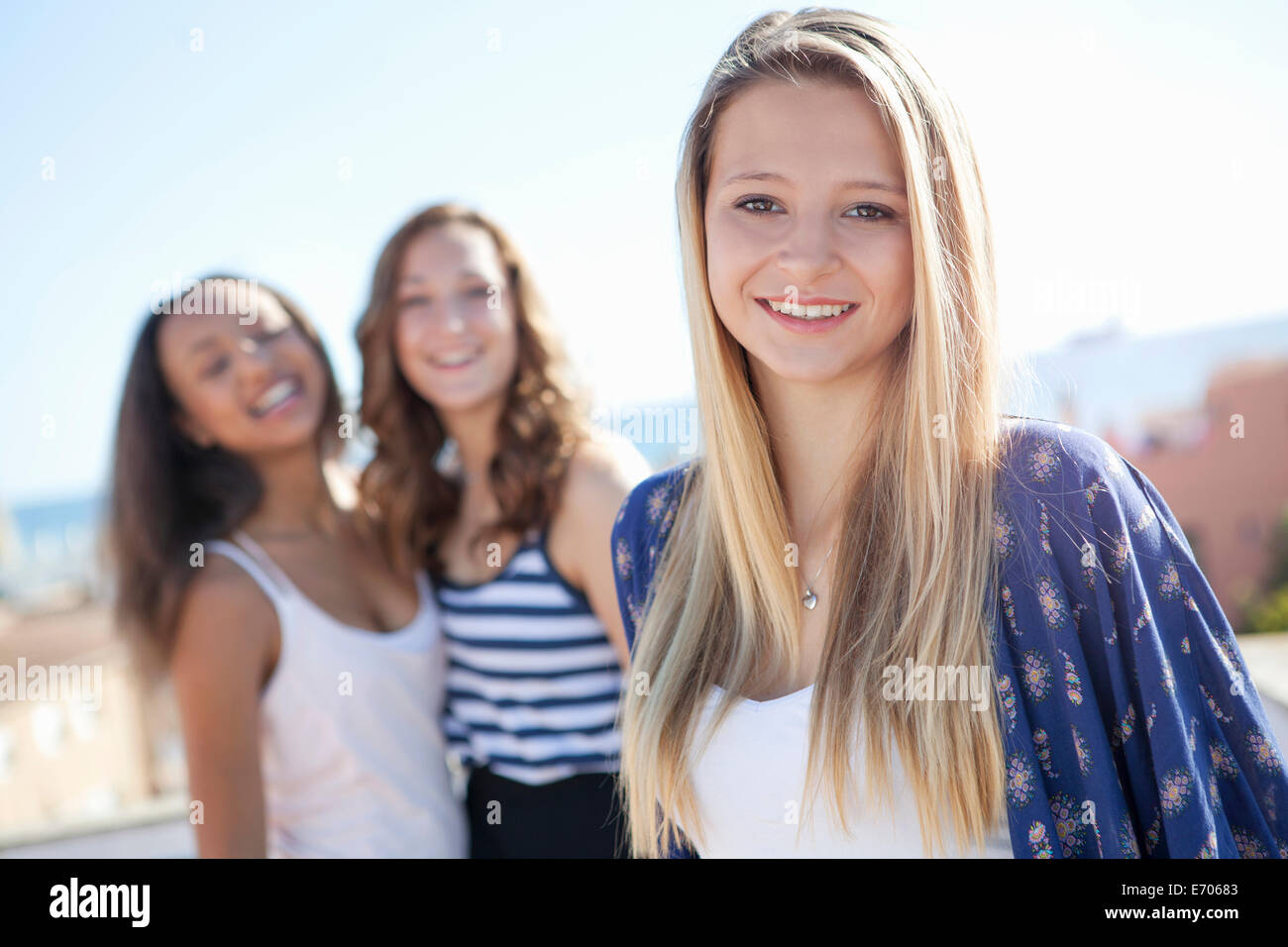 Teenager-Mädchen, Freunde im Hintergrund Stockfoto