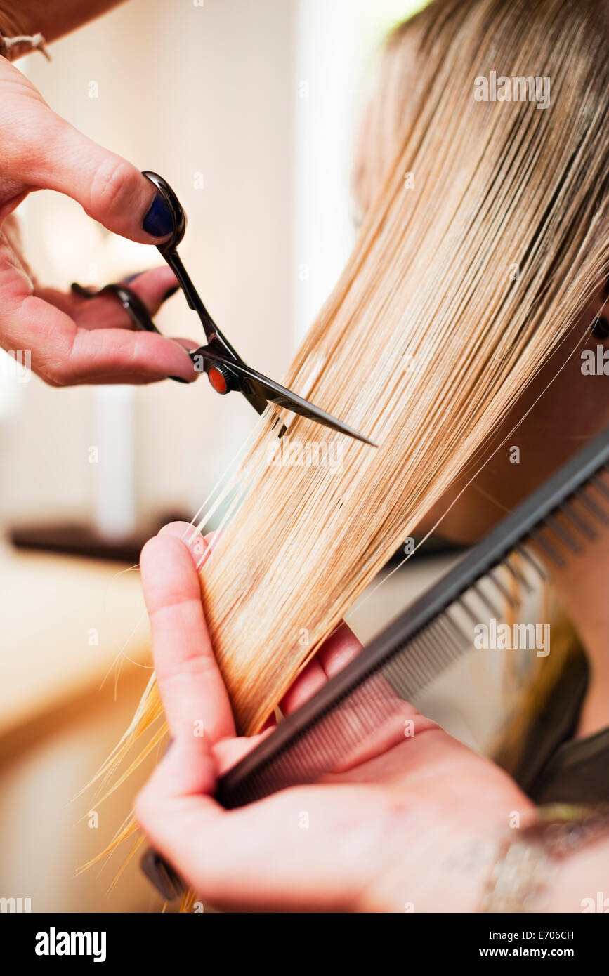 Frau mit Haarschnitt im salon Stockfoto