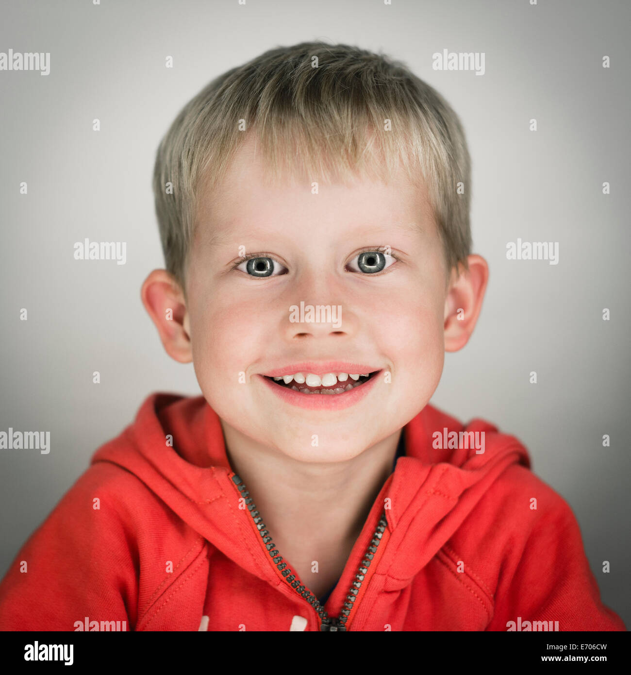 Portrait eines verspielten jungen Stockfoto