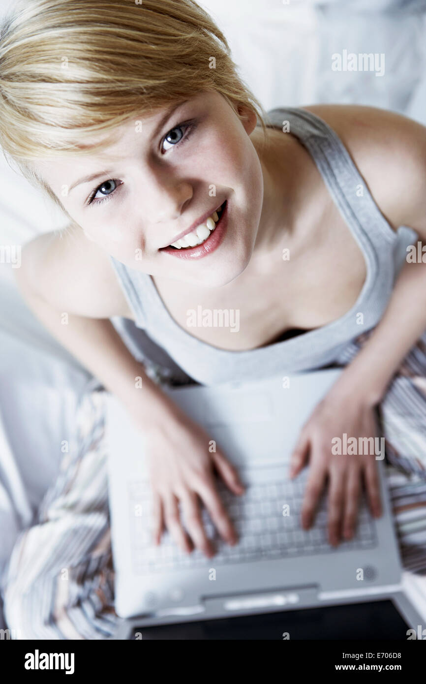 Teenager-Mädchen mit Laptop, hoher Winkel Stockfoto