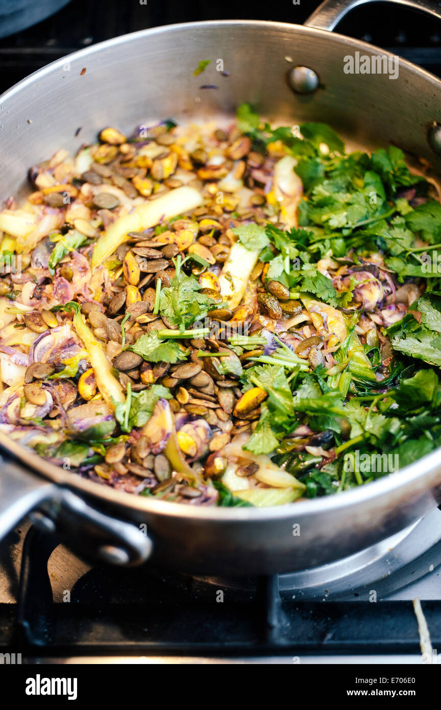 Topf mit Essen kochen Stockfoto