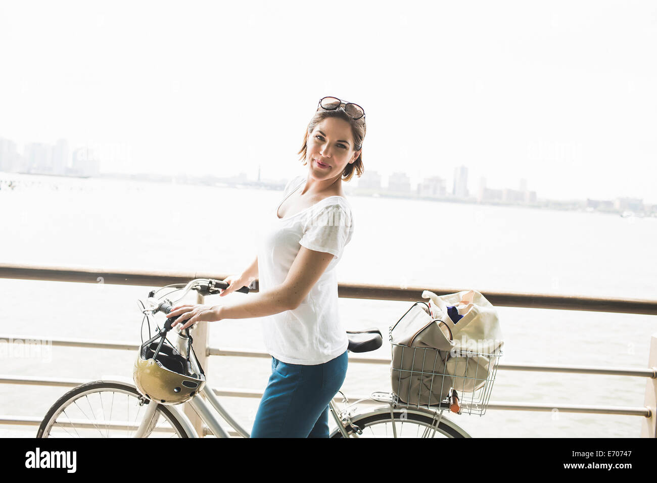Porträt von Mitte Erwachsenen weiblichen Radfahrer im Riverside, New York City, USA Stockfoto