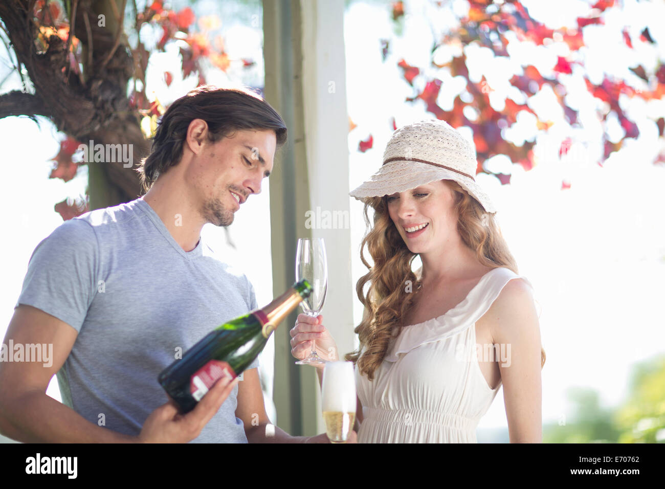 Paar im Garten Weinbar Champagner trinken Stockfoto