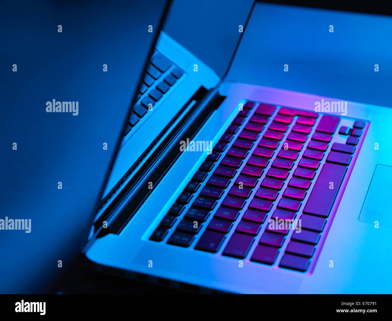 Laptop am Schreibtisch in der Nacht Stockfoto
