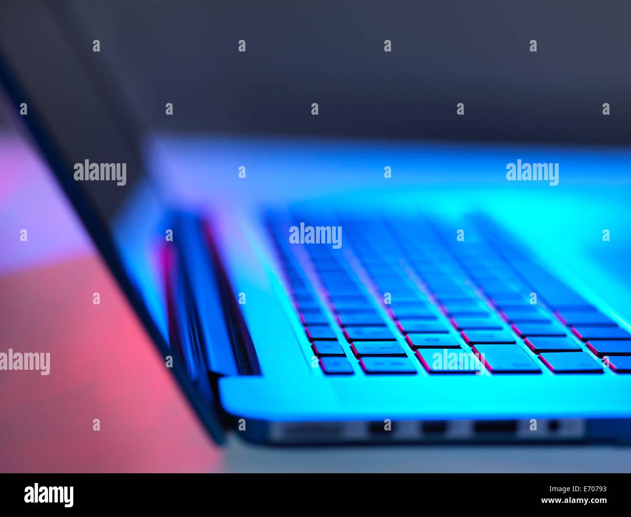 Offenen Laptop am Schreibtisch in der Nacht Stockfoto