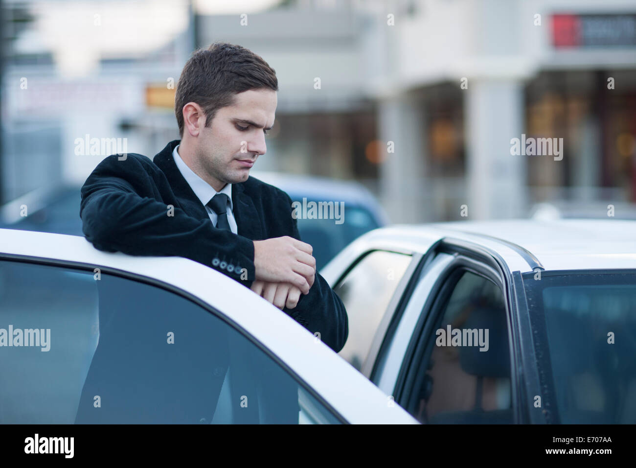 Mitte adult Geschäftsmann Blick auf Uhr in Stadt-Stau Stockfoto