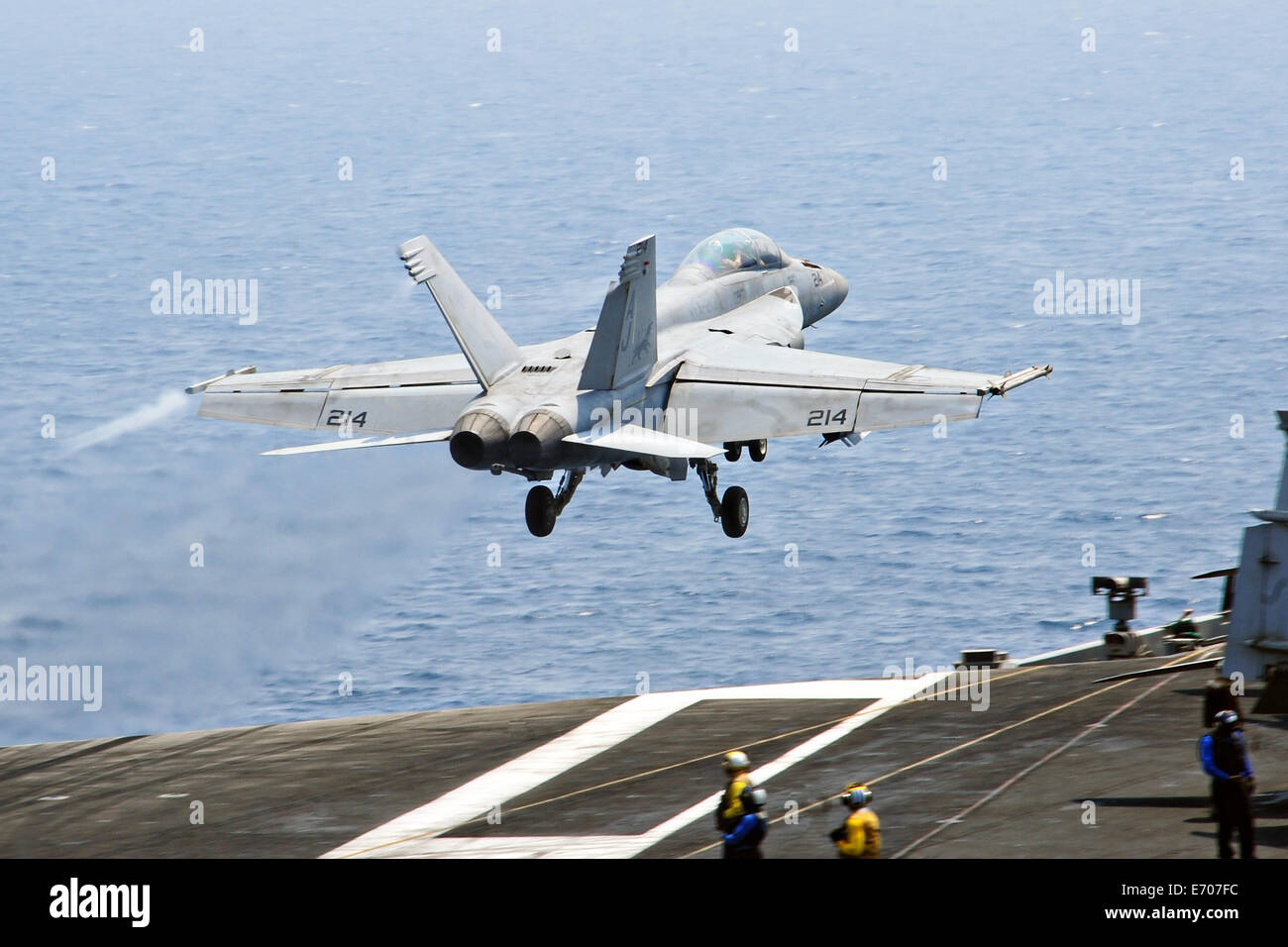 Ein Navy F/A-18F Super Hornet-Kampfflugzeuge zieht aus dem Flugdeck des Flugzeugträgers USS George H.W. Bush 28. August 2014 im Persischen Golf. Die Piloten fliegen gezielte Luftangriffe gegen Extremisten bekannt als der islamische Staat im Irak und in der Levante. Stockfoto