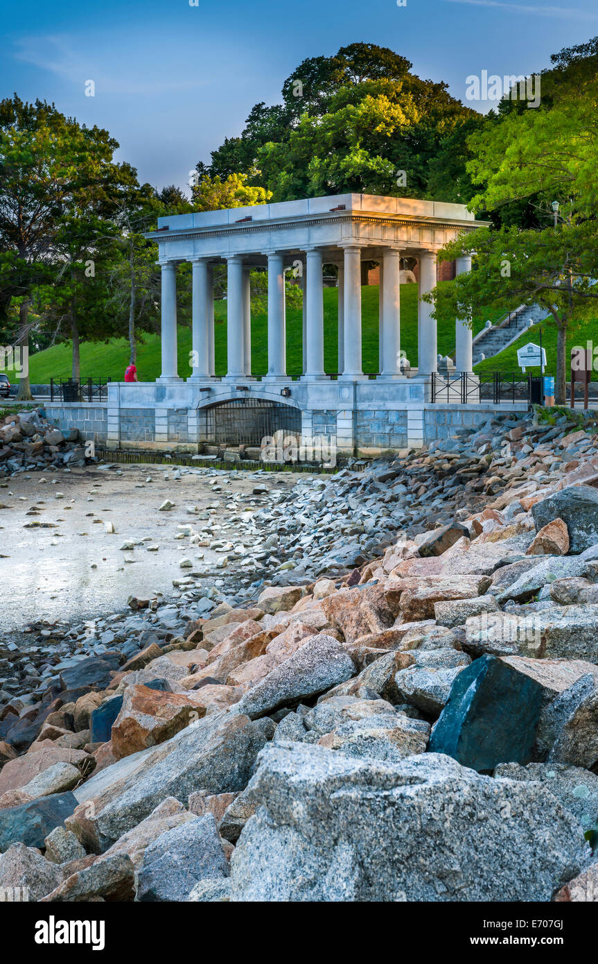 Das Denkmal mit dem Plymouth Felsen, der Stein, auf dem die Mayflower Pilger im Jahre 1620 landeten. Massachusetts - USA. Stockfoto