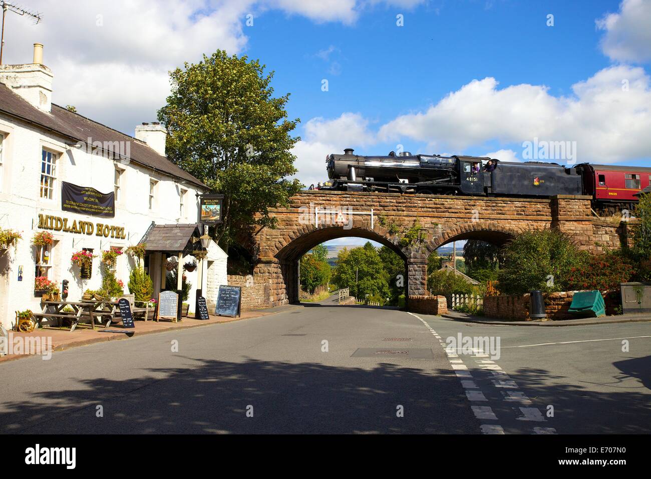 Dampfzug der LMS Stanier Klasse 8F 48151, auf der Brücke in Lazonby, Eden Valley, Cumbria, England, UK. Stockfoto