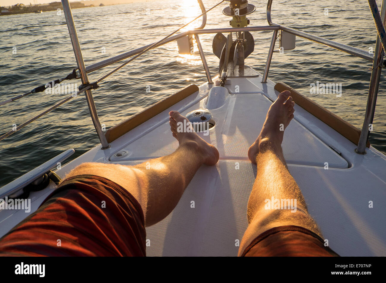 Mann die Beine und Füße auf yacht Stockfoto