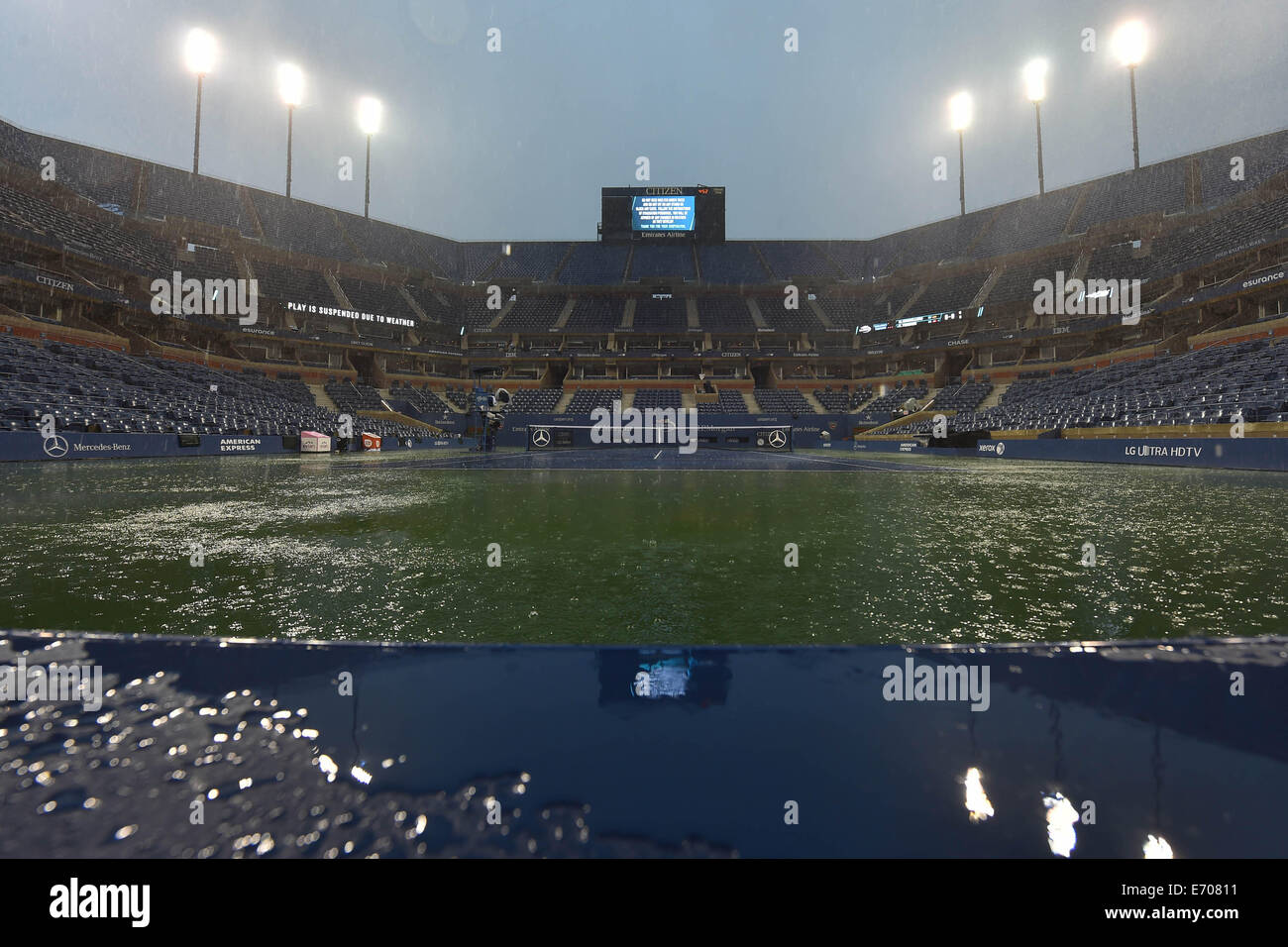 Flushing Meadows, New York, USA. 31. August 2014. US Open Tennis Championships. Wimpern auf den Tennisplätzen herabregnen © Action Plus Sport/Alamy Live News Stockfoto