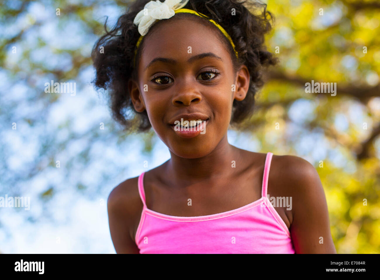 Porträt von Mädchen mit Blume Haarband Stockfoto