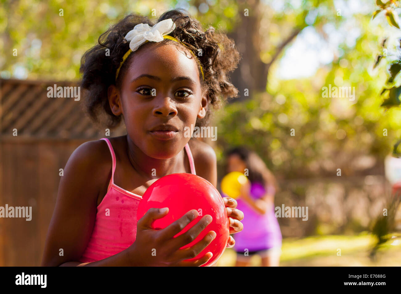 Porträt eines Mädchens mit Wasser gefüllten Ballons Stockfoto