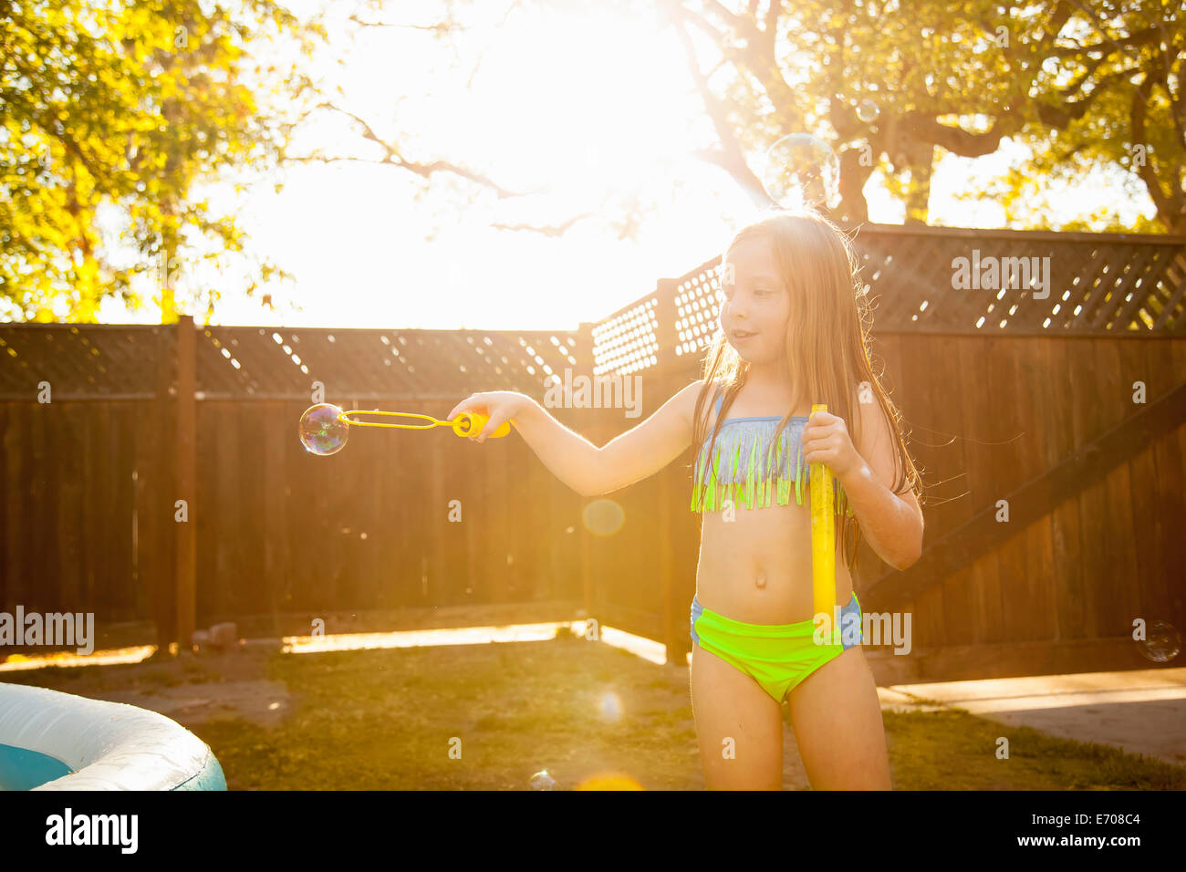 Madchen Das Blaschen Mit Blase Wand Im Garten Stockfoto Bild