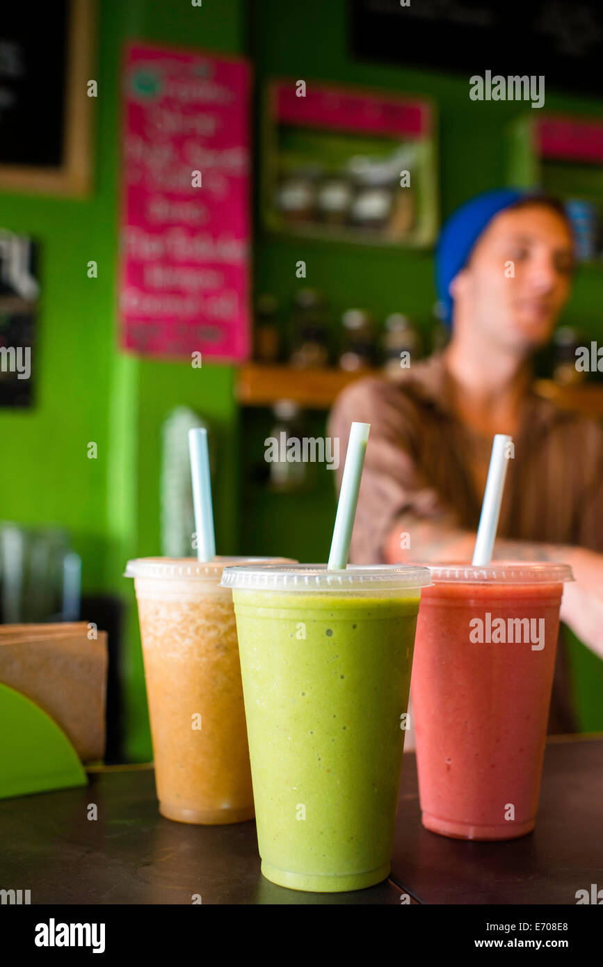 Bio-Smoothies auf Tisch im café Stockfoto