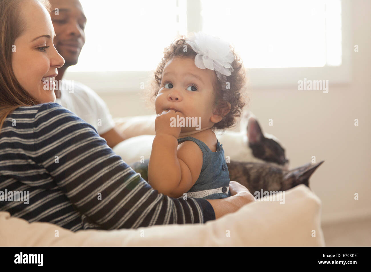 Mutter und Vater mit Tochter sitzen Stockfoto