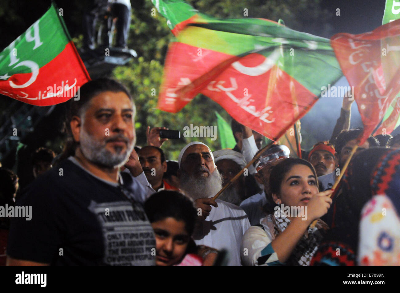 Islamabad. 2. Sep, 2014. Unterstützer von Pakistan Tehrik-e-Insaf Leader Imran Khan Welle Fahnen während einer Anti-Regierungs-Proteste in der Nähe des Premierministers Wohnsitz in Islamabad, der Hauptstadt von Pakistan auf 2. September 2014. Hochrangige politische Führer in Pakistan am Dienstag warf Gewicht hinter Premierminister Nawaz Sharif und verurteilt zwei Führer der Opposition zur Inszenierung von Protestierenden Sit-ins gegen die Regierung, die das Leben in der Hauptstadt Islamabad gestört hat. Bildnachweis: Ahmad Kamal/Xinhua/Alamy Live-Nachrichten Stockfoto