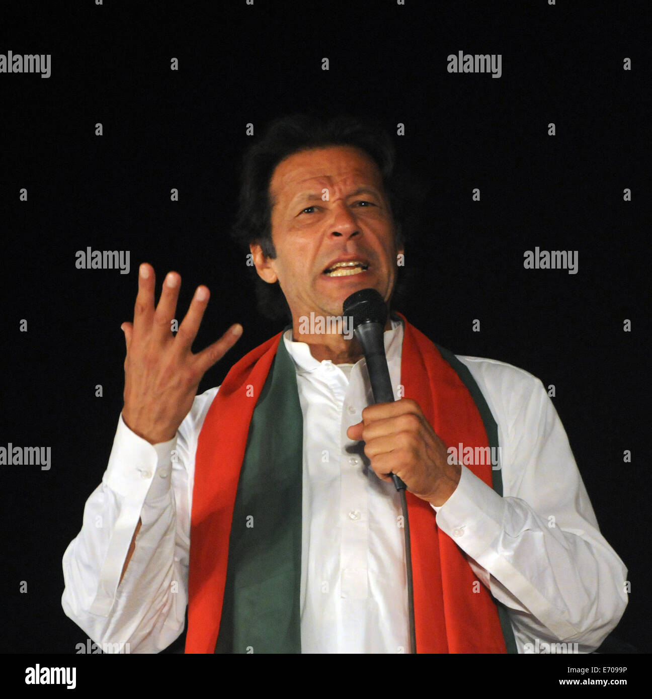 Islamabad. 2. Sep, 2014. Pakistan Tehrik-e-Insaf Leader Imran Khan Adressen Unterstützer während einer Anti-Regierungs-Proteste in der Nähe des Premierministers Wohnsitz in Islamabad, der Hauptstadt von Pakistan auf 2. September, 2014.Senior Politiker in Pakistan am Dienstag warf Gewicht hinter Premierminister Nawaz Sharif und verurteilt zwei Führer der Opposition zur Inszenierung von Protestierenden Sit-ins gegen die Regierung, die das Leben in der Hauptstadt Islamabad gestört hat. Bildnachweis: Ahmad Kamal/Xinhua/Alamy Live-Nachrichten Stockfoto