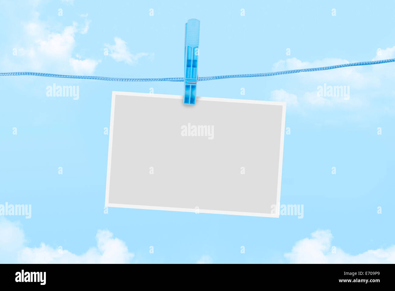 Leere weiße leere Papier Rahmen für Ihre Nachricht an bewölkten Hintergrund. Stockfoto