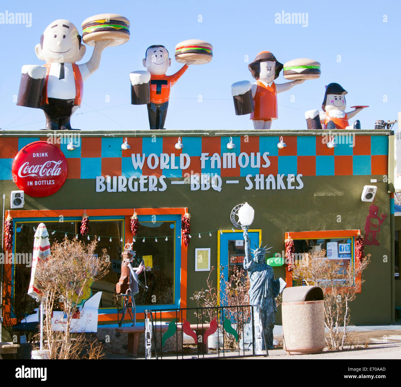 Die skurrilen Statuen der Root Beer Family befinden sich in einem Restaurant in Hatch, New Mexico, und verleihen der chilenischen Hauptstadt der Welt einen Hauch von Charme am Straßenrand. Stockfoto