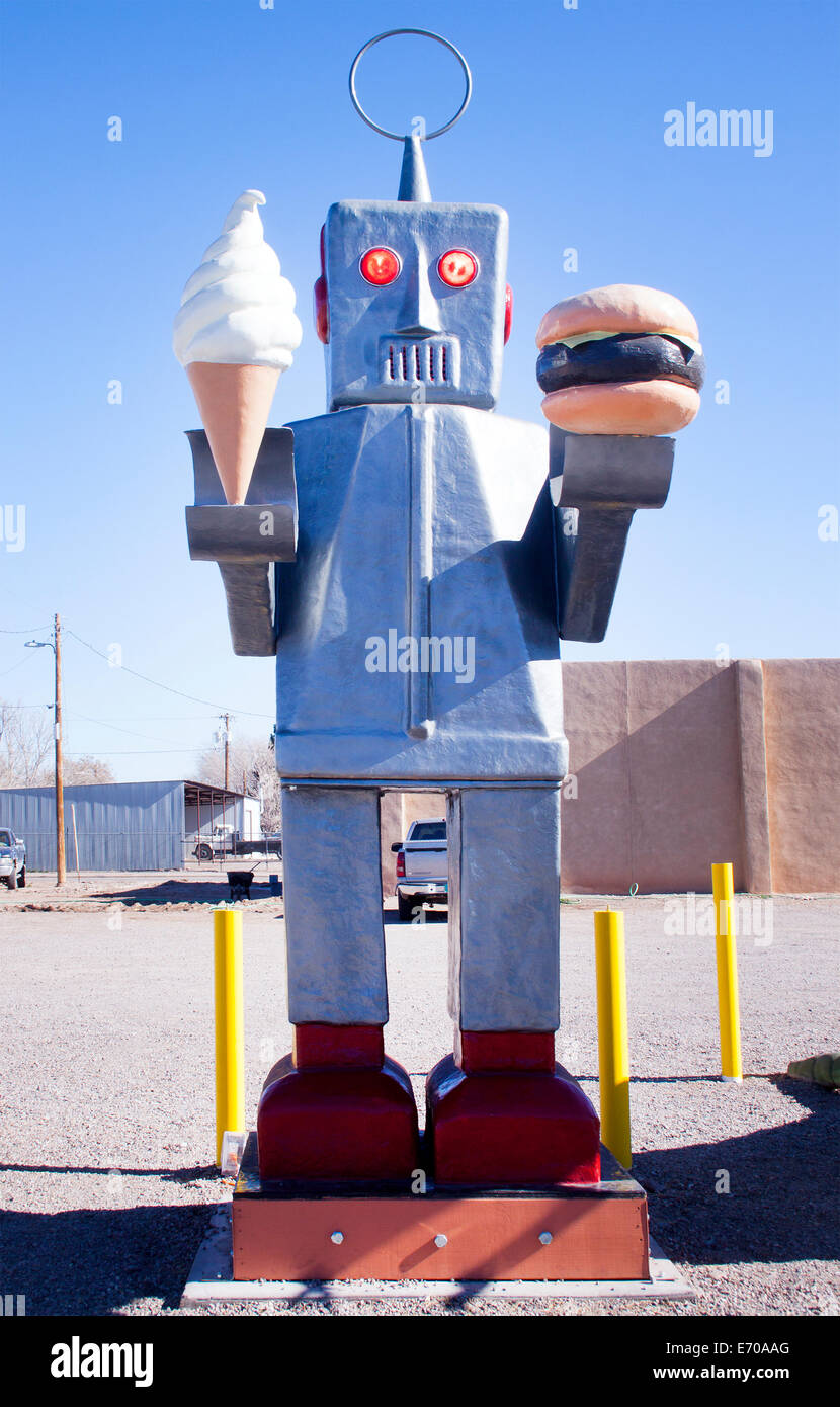 Roboter halten eine Eiswaffel und Hamburger vor einem Restaurant in Hatch New Mexico Stockfoto