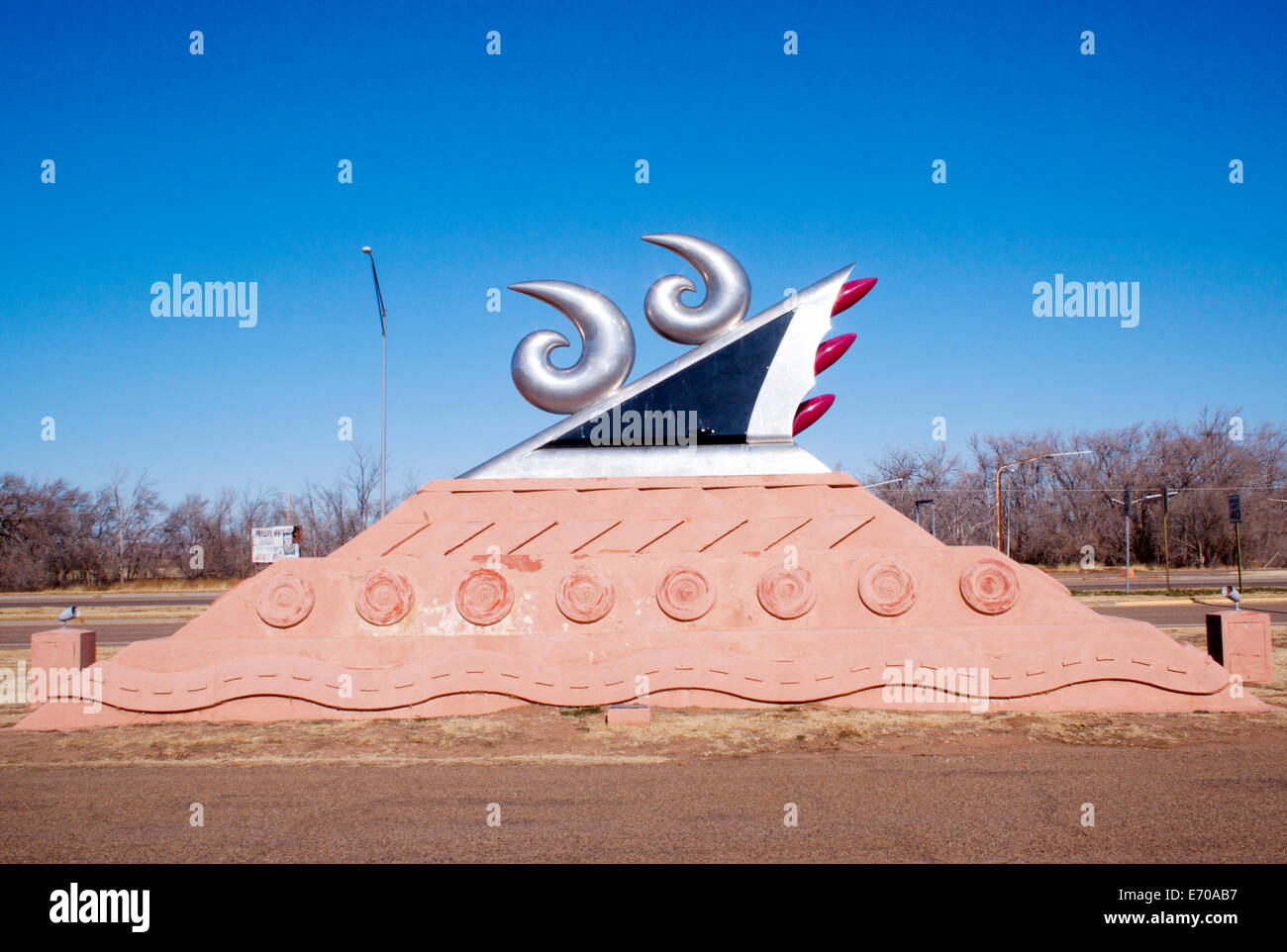 Eine markante Skulptur der Route 66 in Tucumcari, New Mexico, feiert das Erbe der Mother Road als klassischer Zwischenstopp entlang Amerikas historischer Autobahn. Stockfoto