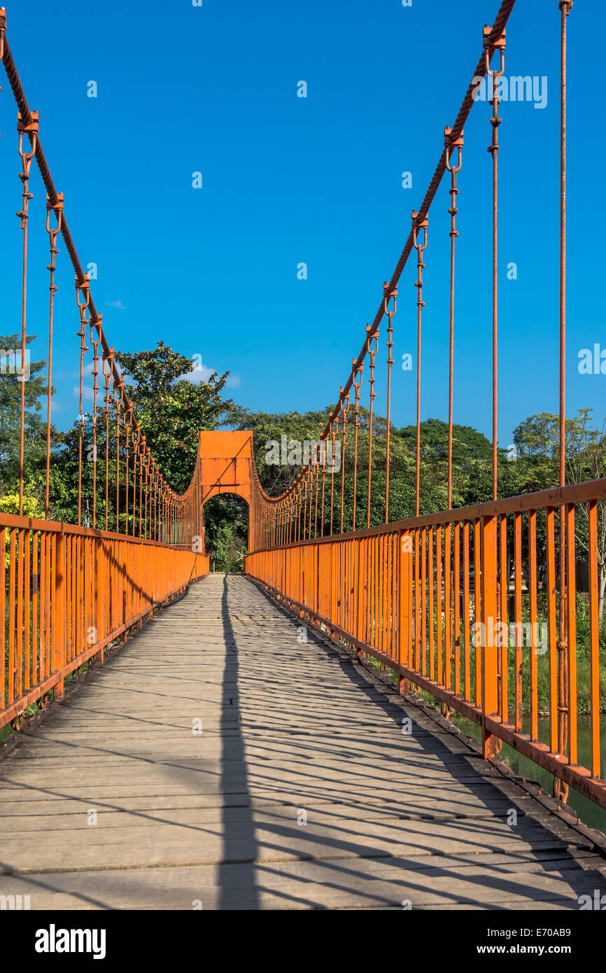 Brücke über den Nam Song River in Vang Vieng, Laos. Stockfoto