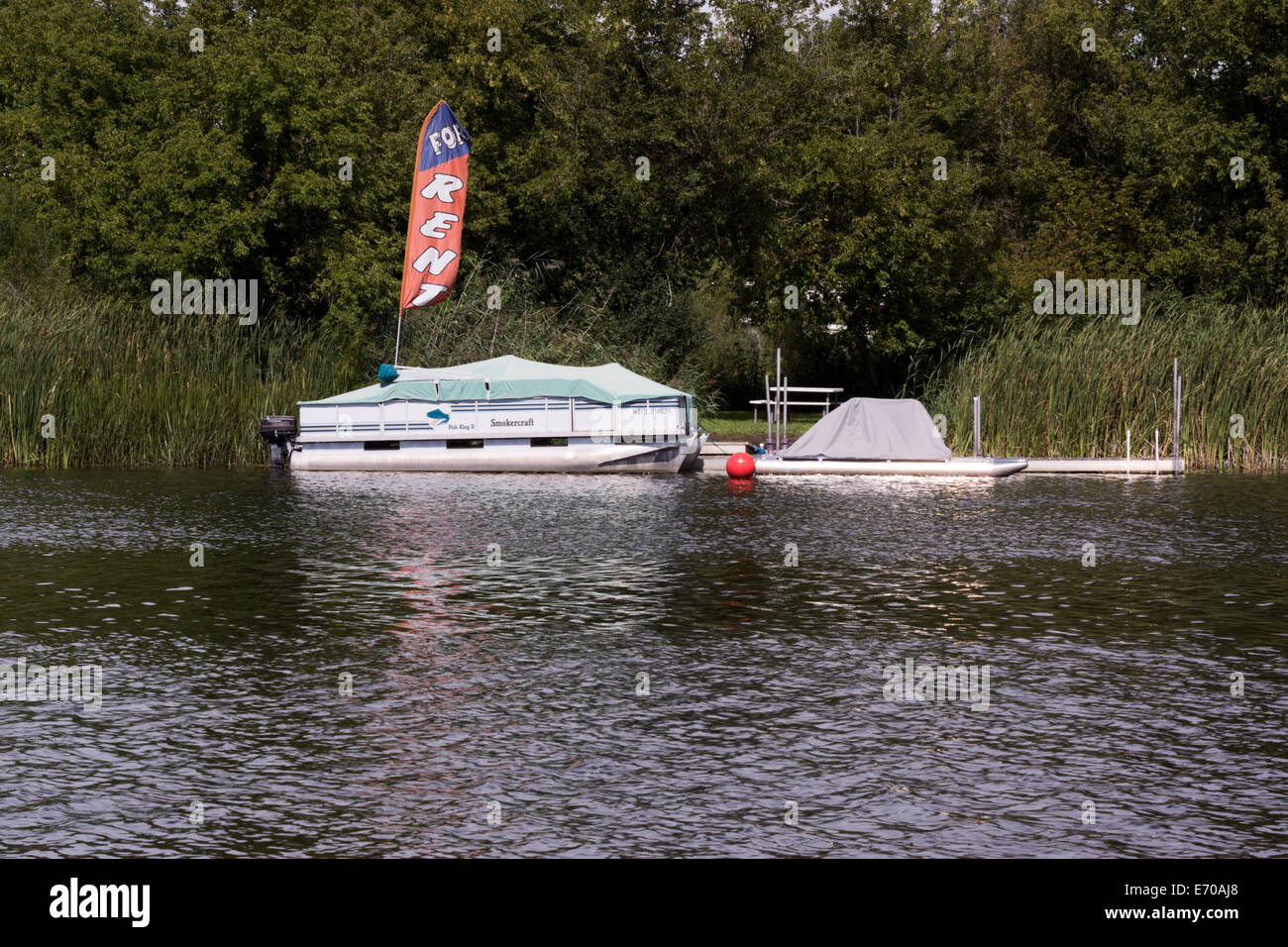 Ponton und Paddel Boot mieten auf dem White River in Montague, MI, USA Stockfoto