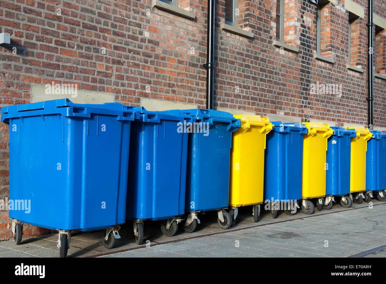 Große industrielle Mülltonnen auf der Straße, Gloucester, England, UK. Stockfoto