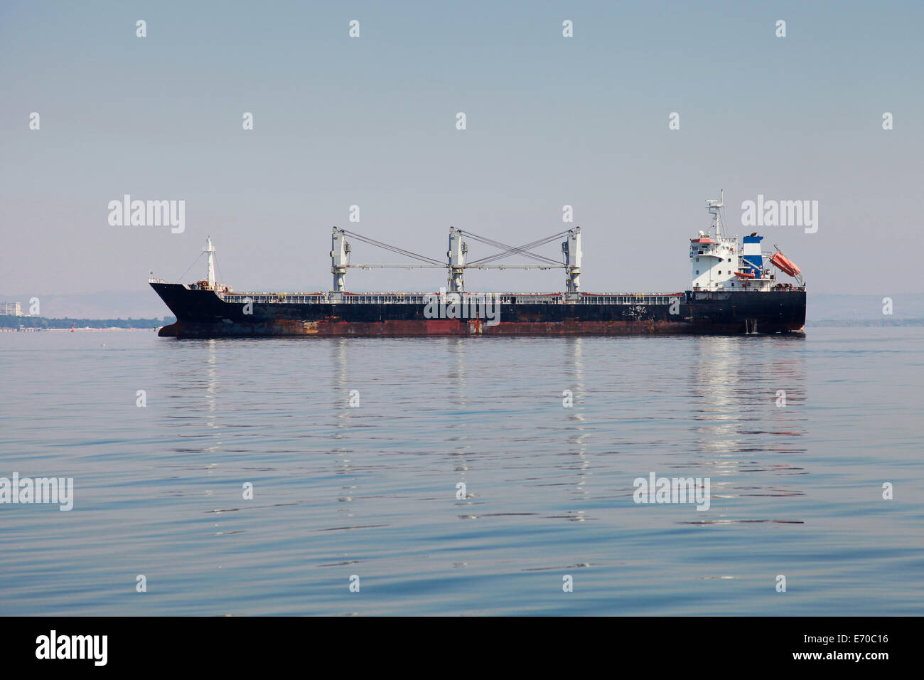 Industrielle Frachtschiff weitergeht noch Meer Stockfoto