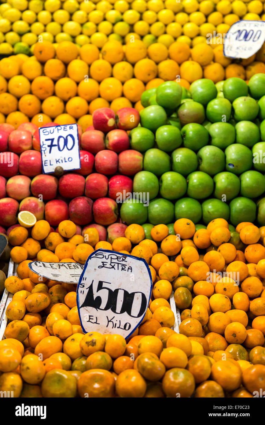 Obst zum Verkauf an Central Market (Mercado Central) Santiago del Chile, Chile, Südamerika Stockfoto