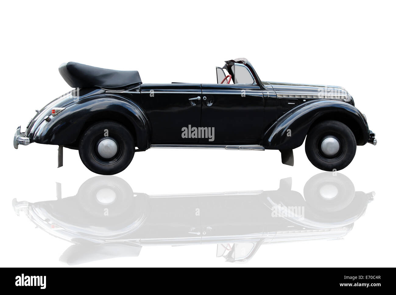 Das schöne Retro-Auto auf weißem Hintergrund Stockfoto