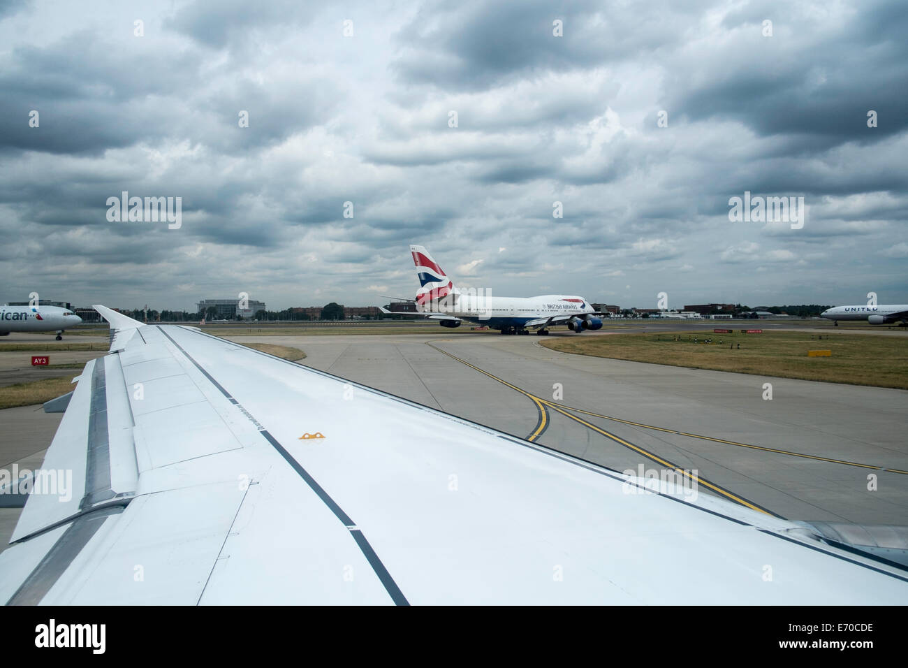 AIRPLAN Besteuerung auf einer Startbahn, Heathrow Airport, Terminal 1, London, Vereinigtes Königreich Stockfoto