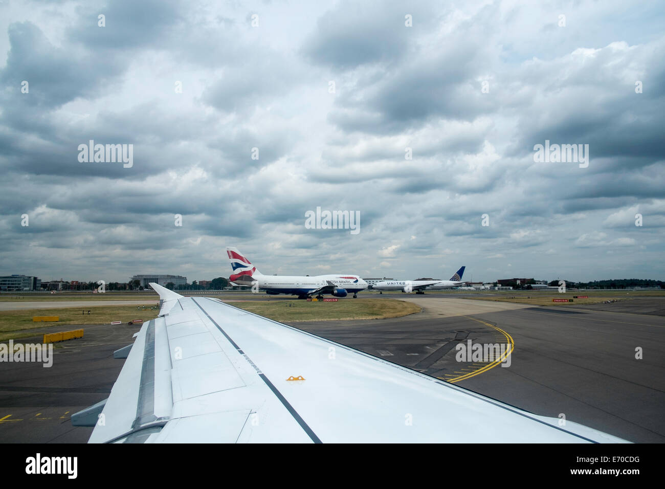 AIRPLAN Besteuerung auf einer Startbahn, Heathrow Airport, Terminal 1, London, Vereinigtes Königreich Stockfoto