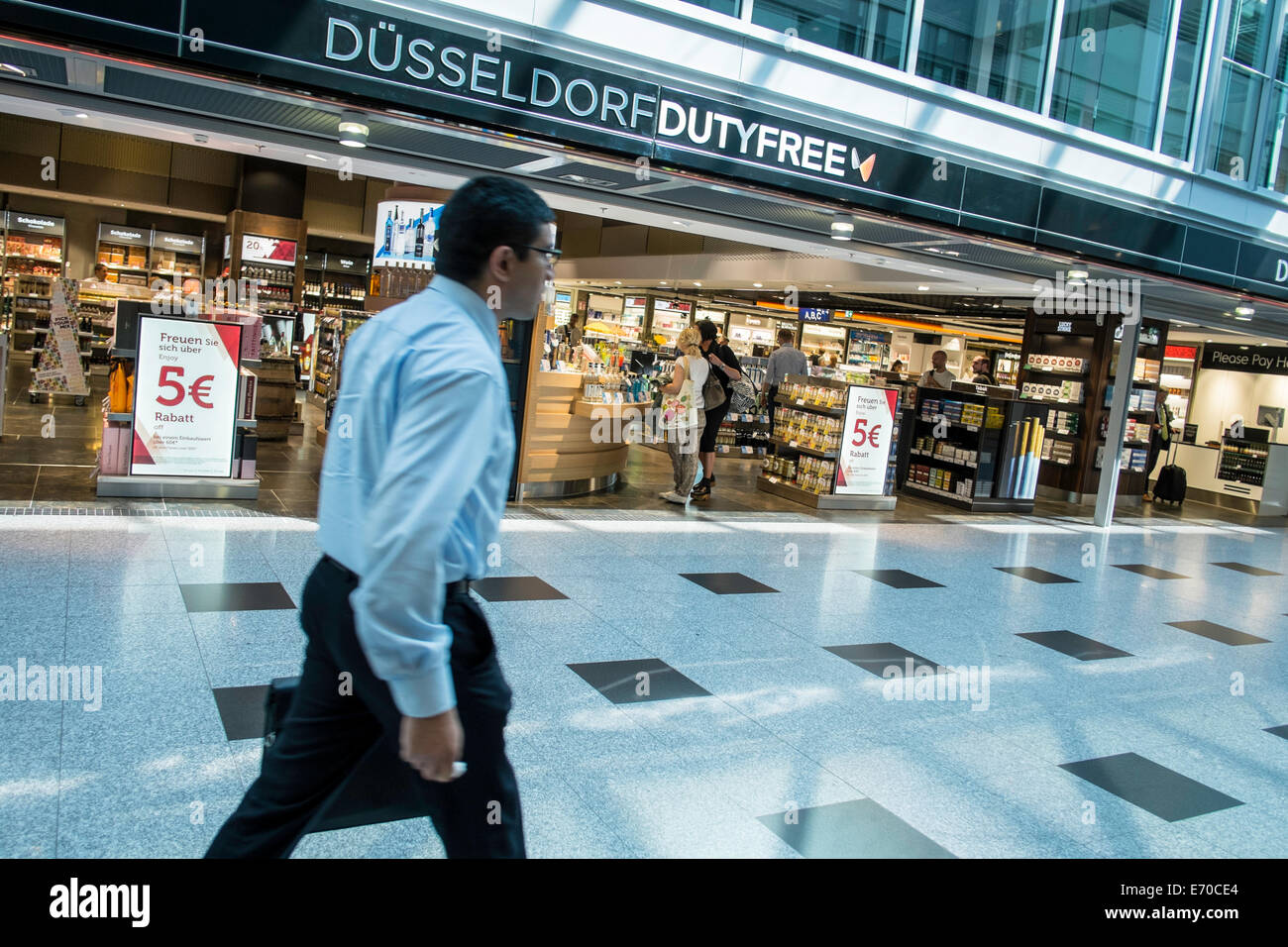 Duty free-Shops, Flughafen Düsseldorf, Deutschland Stockfoto