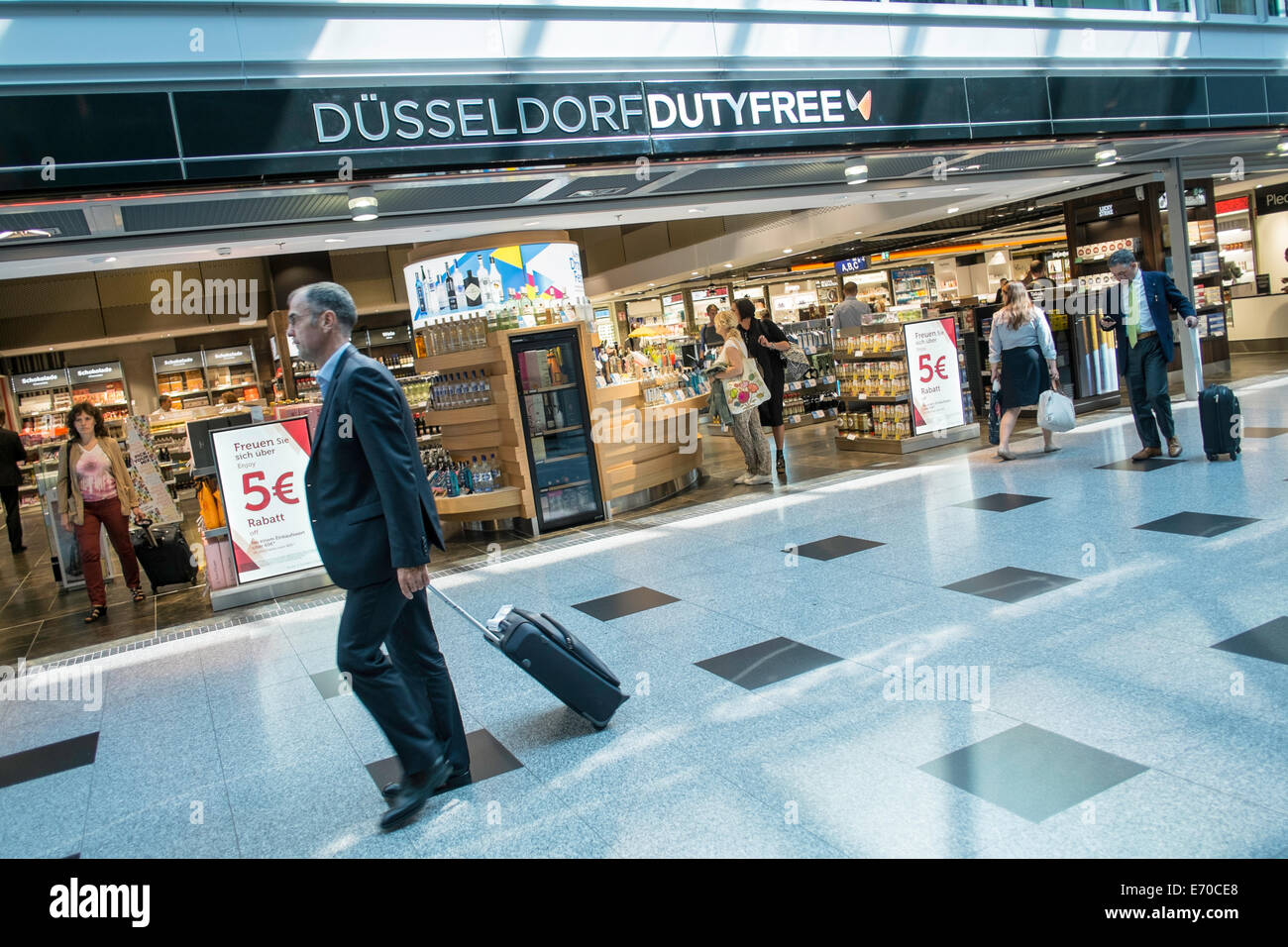 Duty free-Shops, Flughafen Düsseldorf, Deutschland Stockfoto