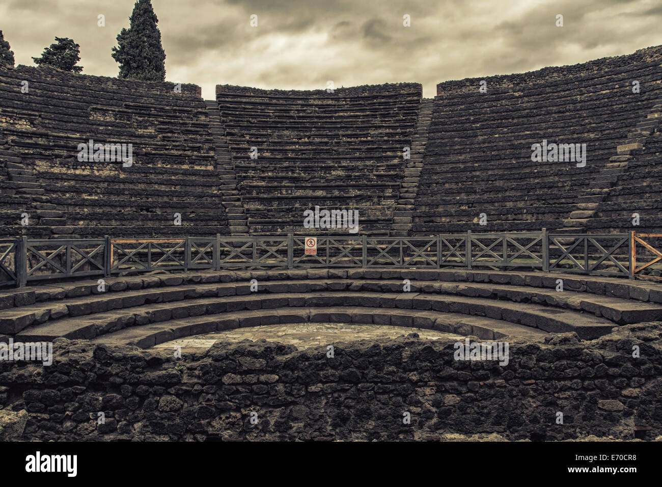 Ruinen eines kleinen Amphitheaters in Pompeji, Italien Stockfoto