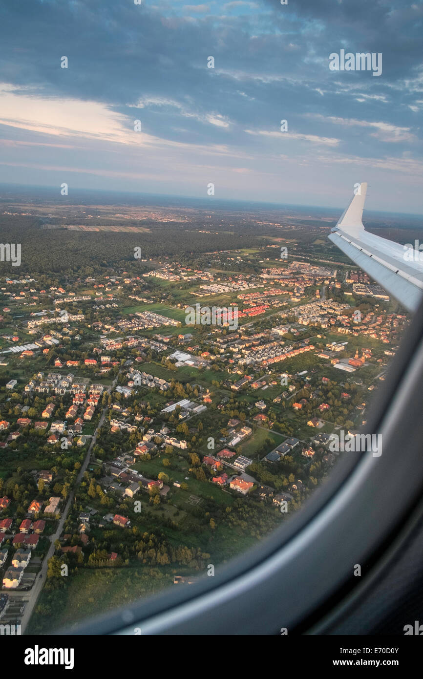 Landung am Flughafen Warschau, aus dem Fenster eines Flugzeugs anzeigen Stockfoto