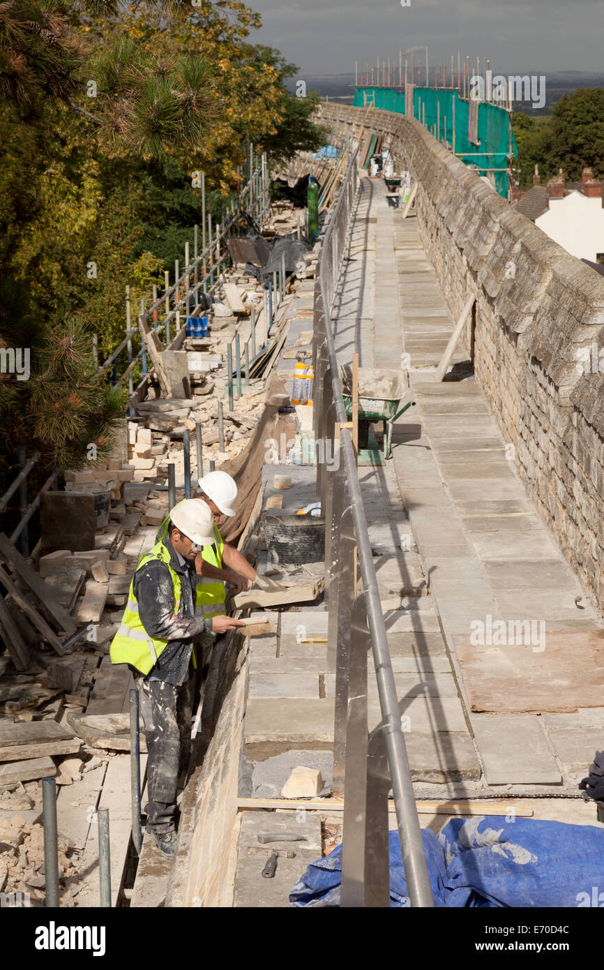 Männer bei der Arbeit in die Wiederherstellung der mittelalterlichen Burg von Lincoln, teilweise finanziert durch einen Zuschuss der Lotterie, Lincolnshire, UK Stockfoto