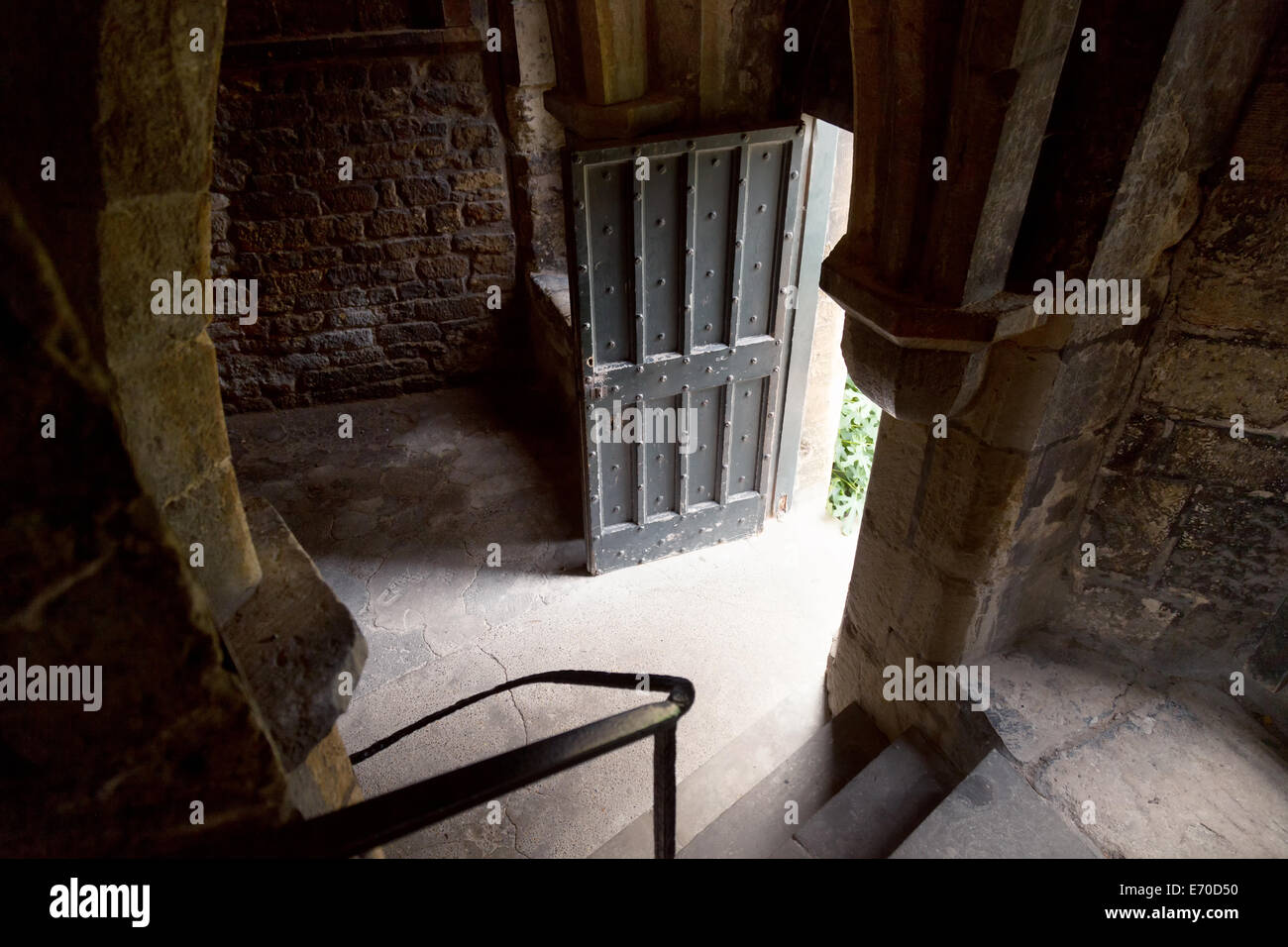 Eine mittelalterliche Tür, halb offen, Lincoln Castle, Lincolnshire UK Stockfoto