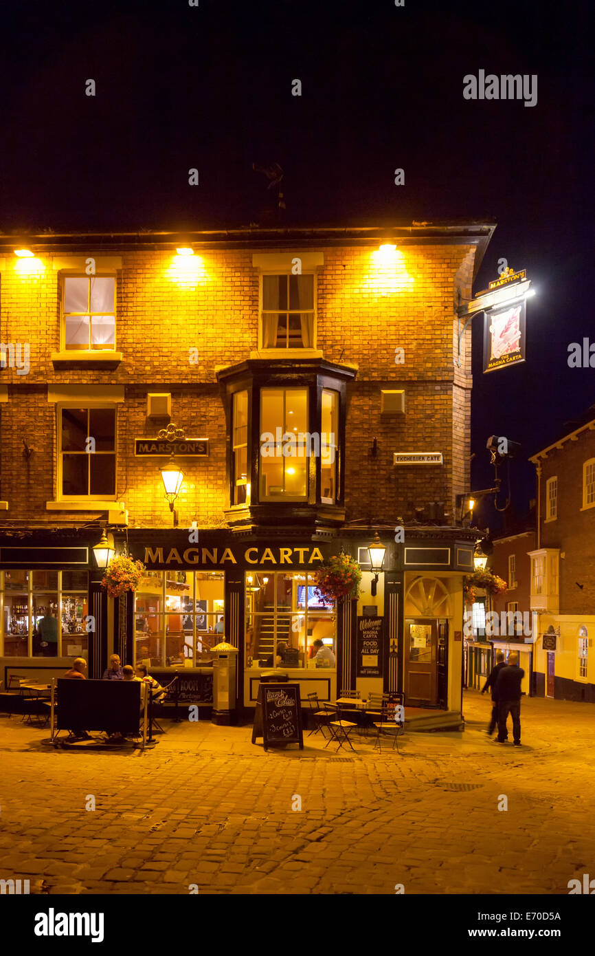 Die Magna Carta-Kneipe im Zentrum von Lincoln öffnen in der Nacht, Lincoln, Lincolnshire UK Stockfoto