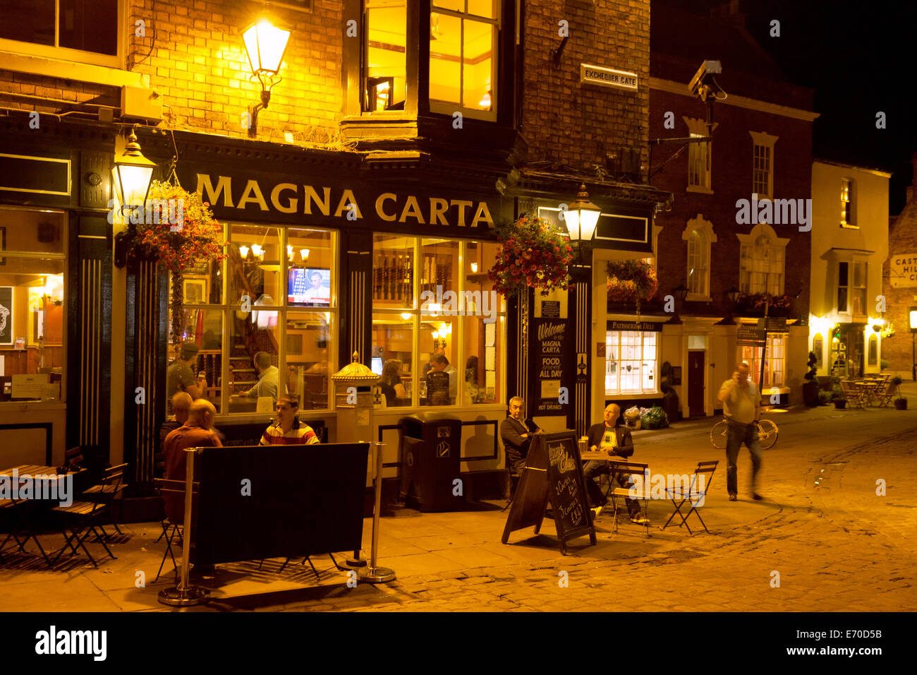 Die Magna Carta-Kneipe im Zentrum von Lincoln öffnen in der Nacht, Lincoln, Lincolnshire UK Stockfoto