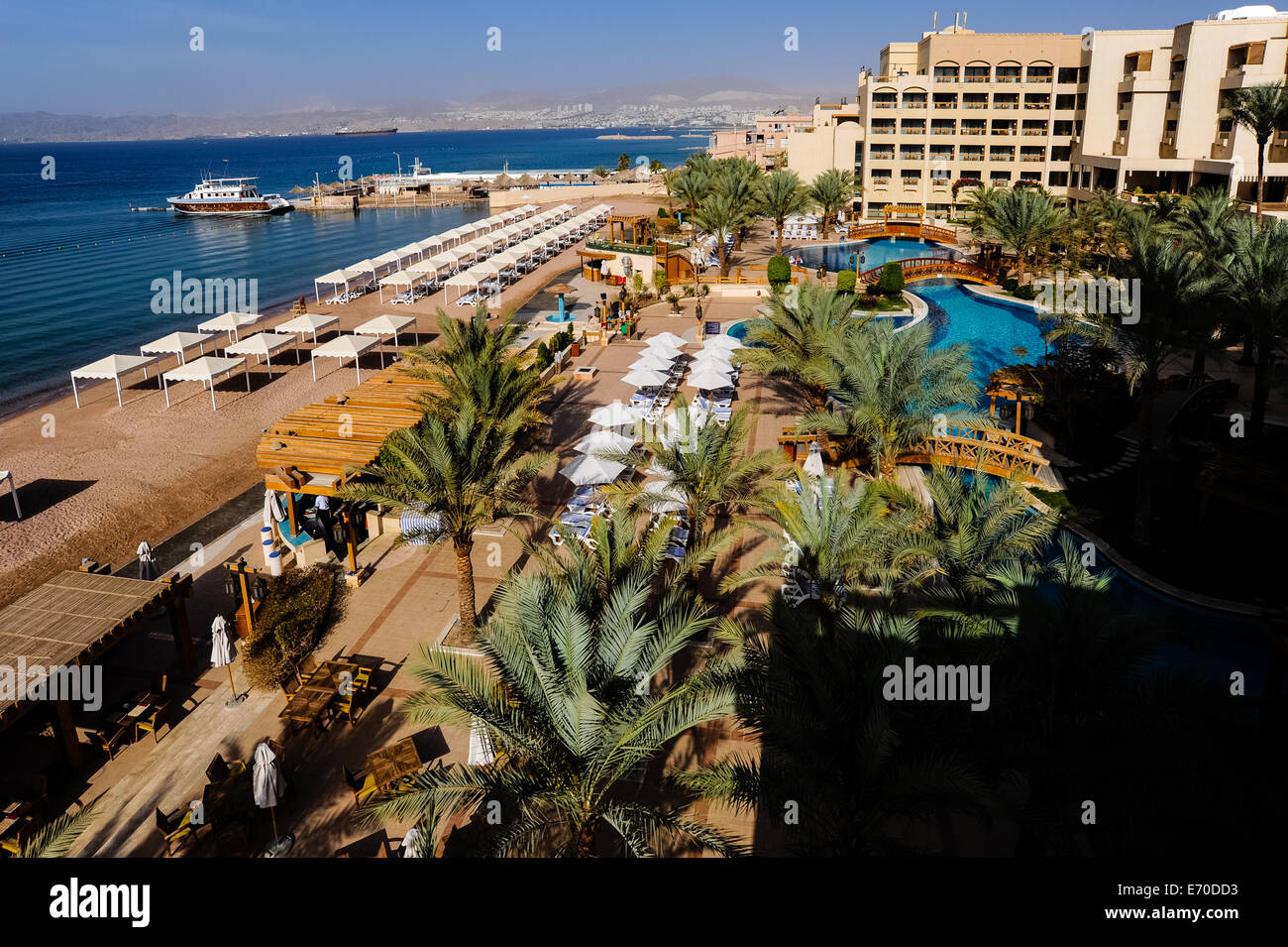 Aqaba ist Jordaniens einzige Küstenstadt. Blick vom Hotel Intercontinental, Eilat in Israel im Hintergrund. Stockfoto