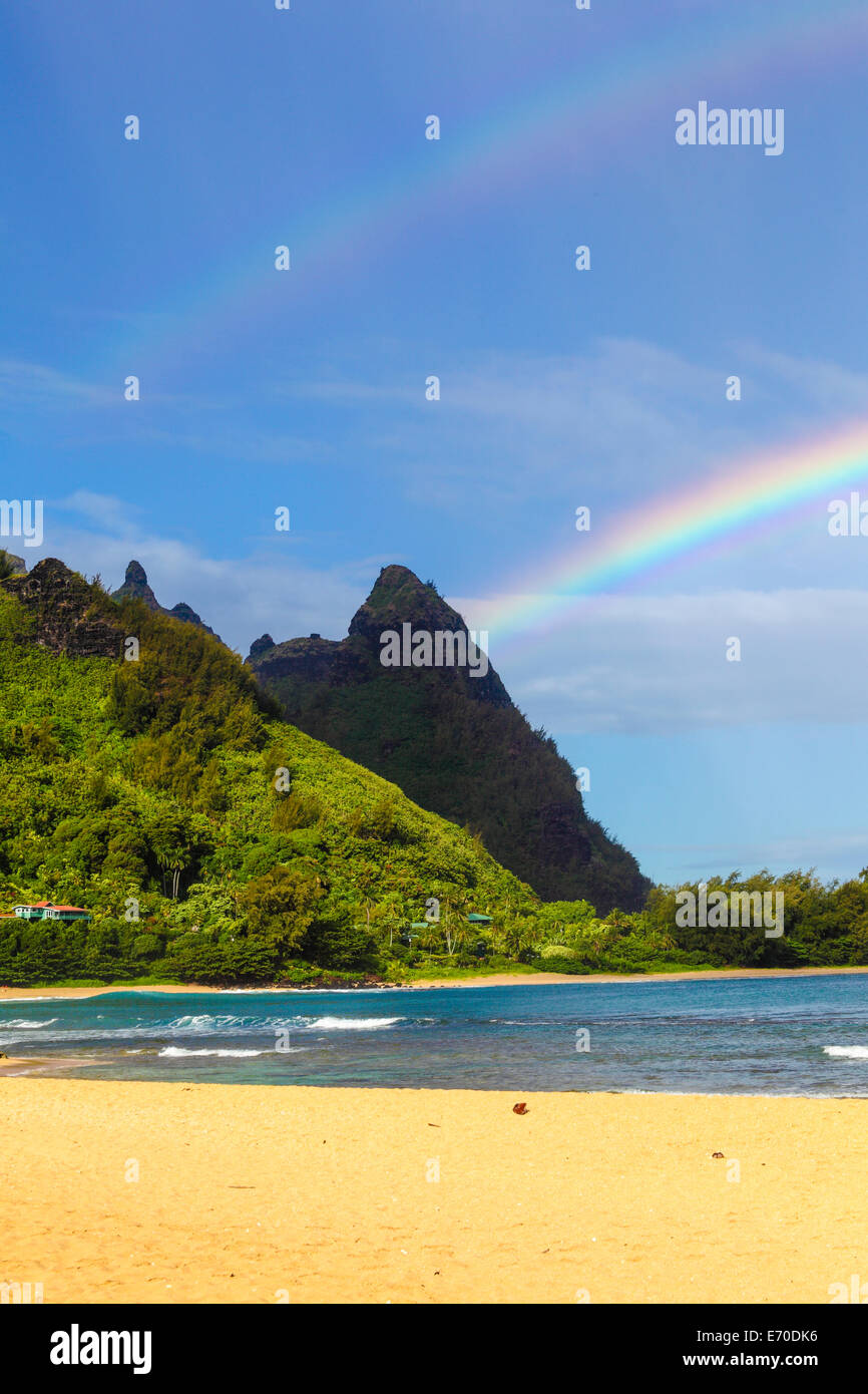 Doppelter Regenbogen über Mt. Makana, genannt Bali Hai auf Kauai Stockfoto