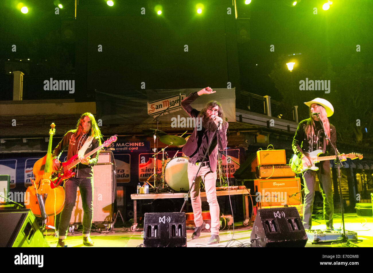 Rock Band Corizonas die live auf der Bühne der "Sierra Nevada Por Todo lo Alto" Pop-Rock-Festival Stockfoto