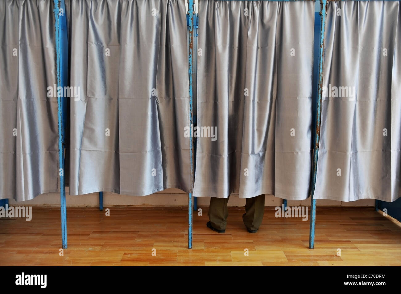 Ein Mann, seine Stimme in einer Wahlkabine Stockfoto