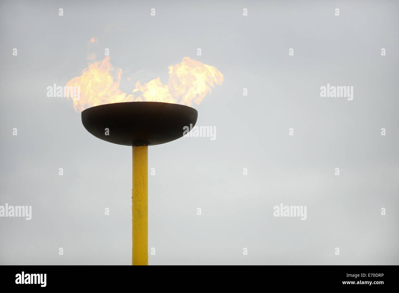 Gas-brennende Flamme, die sich aus einer Gas-pipeline Stockfoto