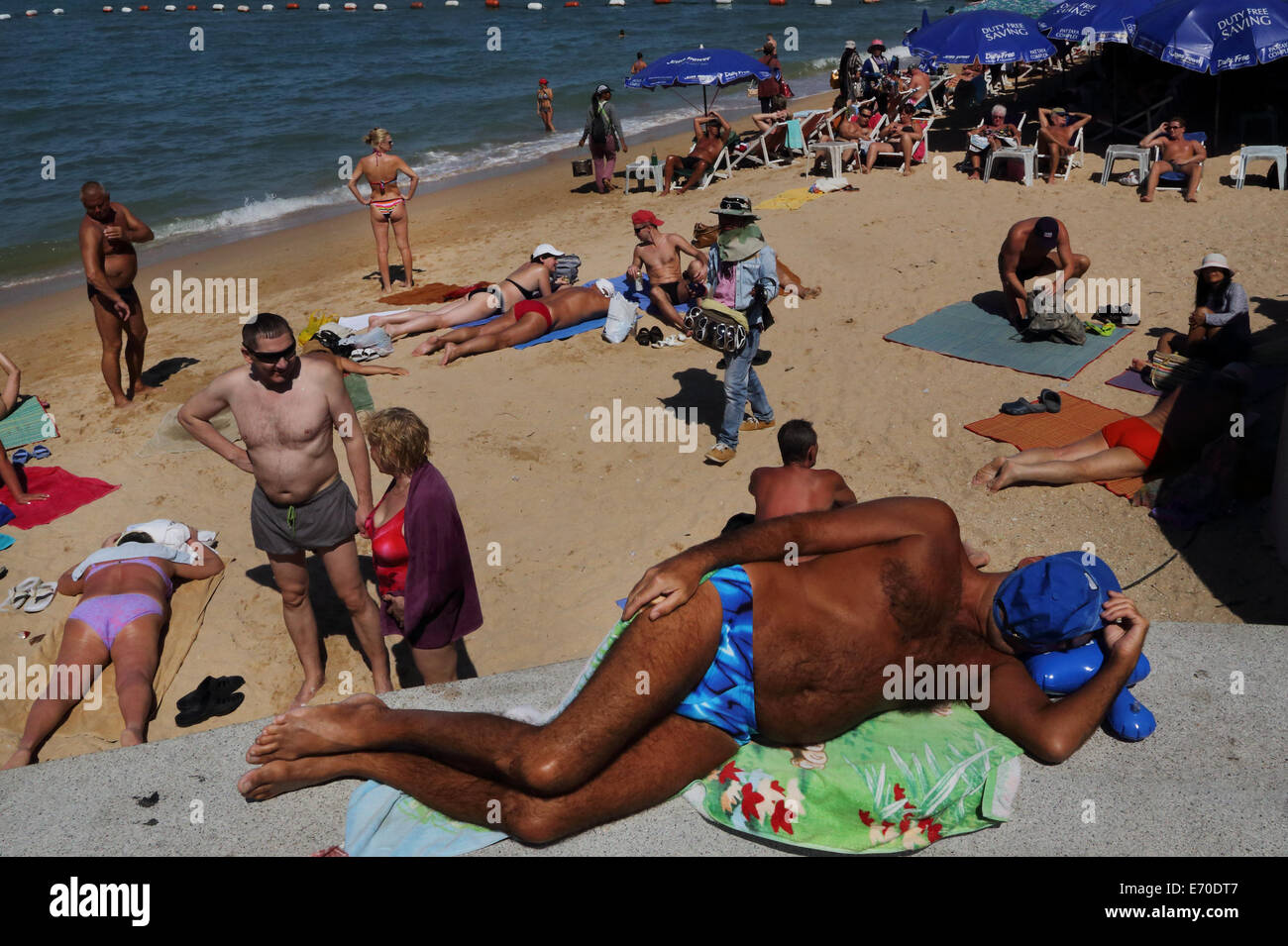 Ein Alter Mann ist auf der Pattaya Beach in Thailand, Pattaya Beach Thailand Südostasien Sonnenbaden. Stockfoto