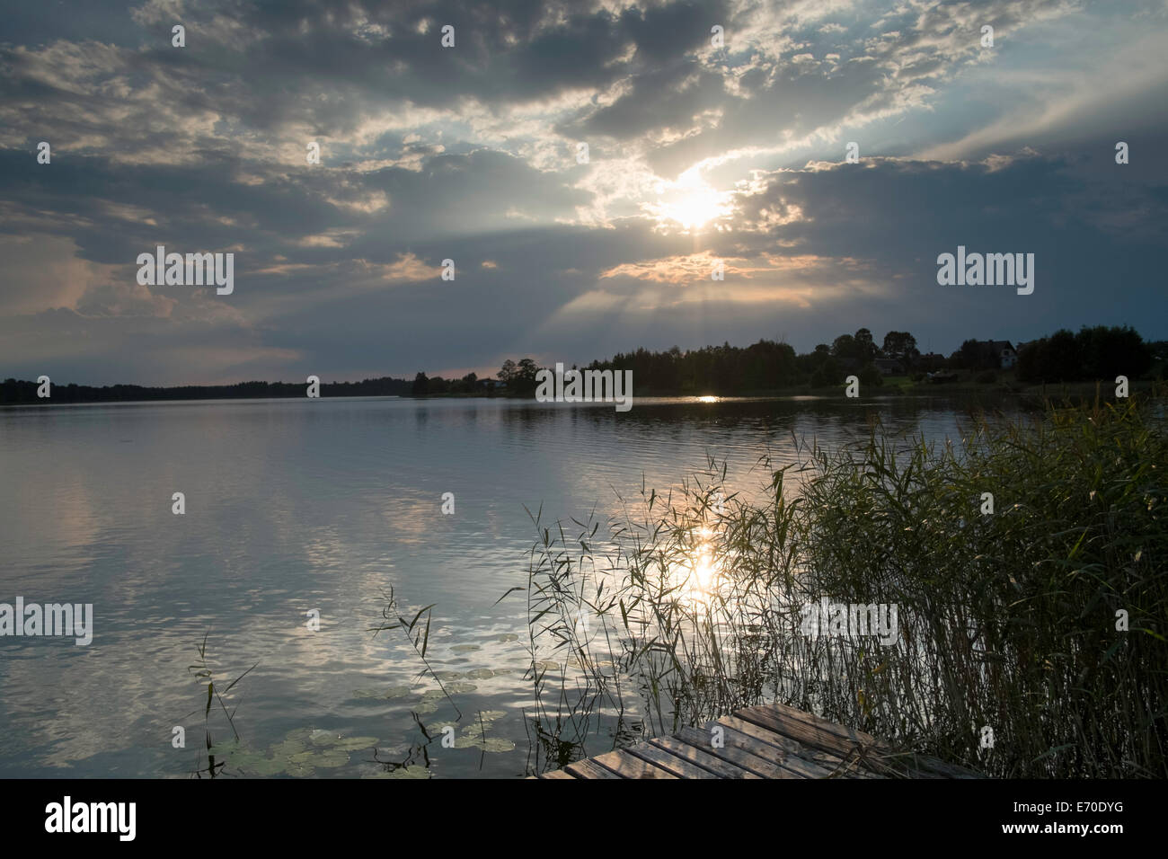 Blick auf den malerischen See Polen Wasser Sommer Himmel drama Stockfoto